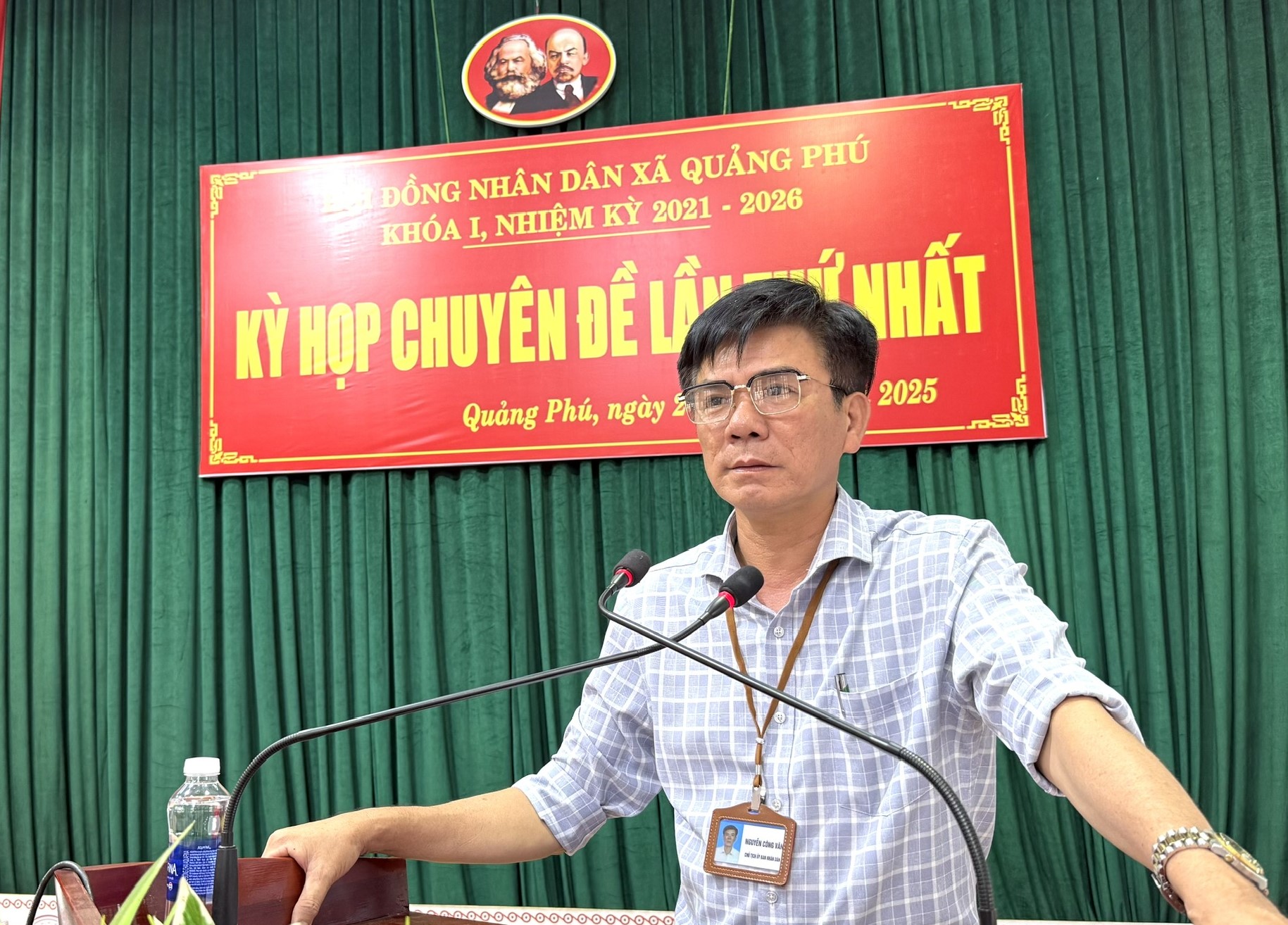 Đồng chí Nguyễn Công Văn - Chủ tịch UBND xã trực tiếp giải một một số ý kiến, kiến nghị của đại biểu